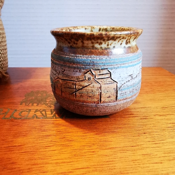 Small Striped Speckled Pottery Vase Etched with House Hills and Birds in Flight - Picture 3 of 16